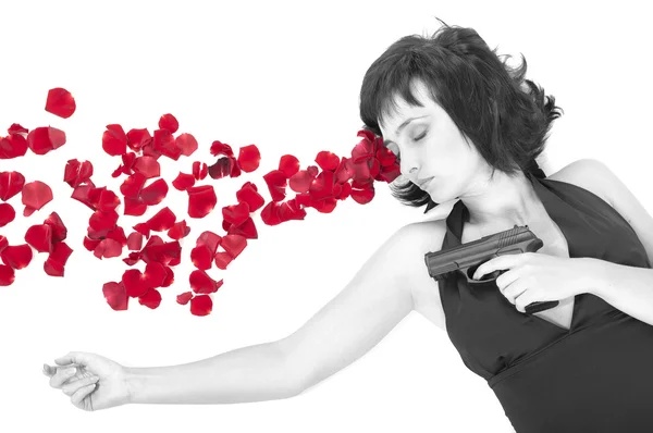 Женщина-самоубийца лежит на полу с пистолетом и метафорической кровью — стоковое фото