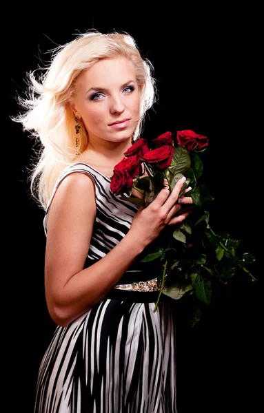 Fundersam blond kvinna med massa rosor — Stockfoto