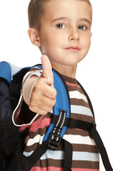 Маленький хлопчик з рюкзаком показує великий знак вгору — стокове фото