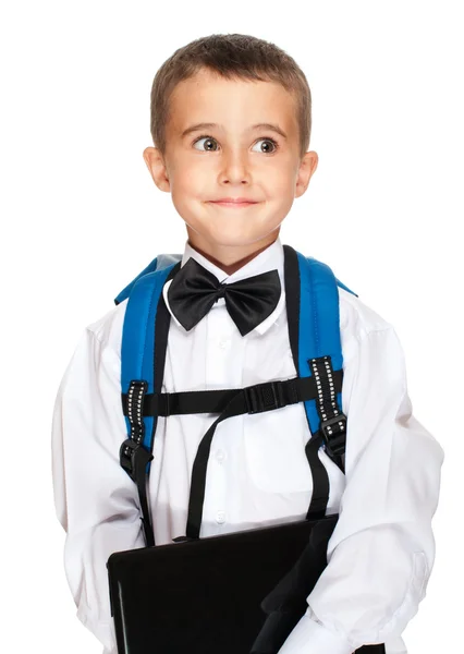 Küçük çocuk İlköğretim öğrenci dizüstü bilgisayar, sırt çantası ve papyon — Stok fotoğraf