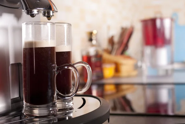 Два кофе-шота от кофеварки на кухне — стоковое фото