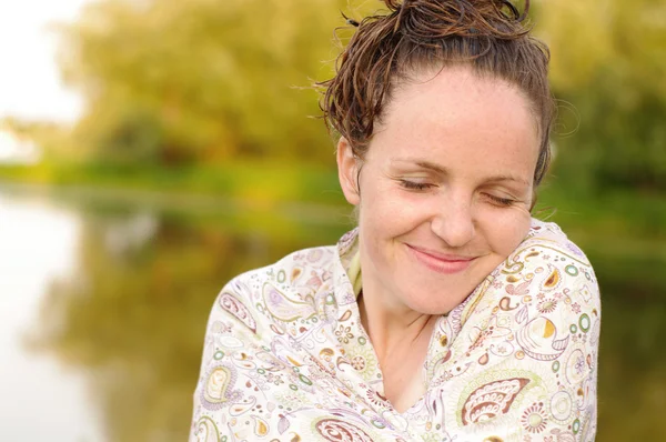 Glada badande kvinna utomhus med blött hår — Stockfoto