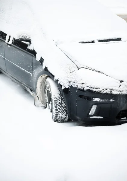 汽车与雪盖 — 图库照片