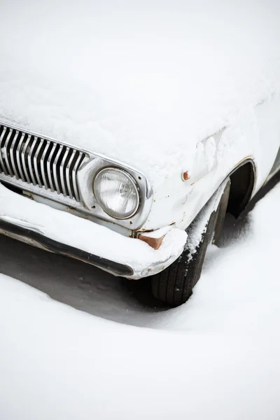 Araba ile kar örtüsü — Stok fotoğraf
