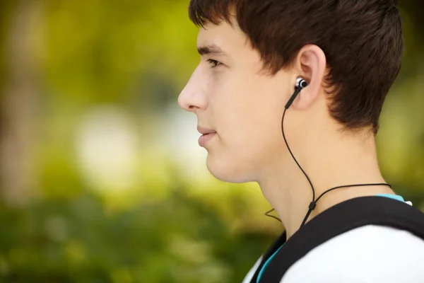 Ung attraktiv man med hörlurar — Stockfoto