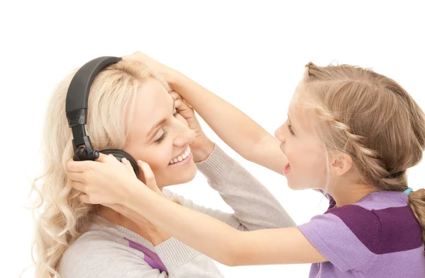 Мати і дівчинка з навушниками — стокове фото