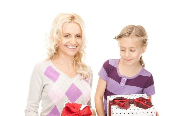 Mutter und kleines Mädchen mit Geschenken — Stockfoto