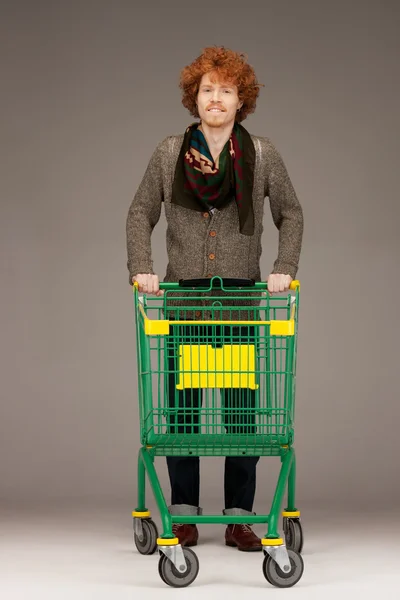 Hombre con carrito de compras — Foto de Stock