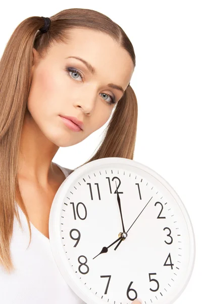 Donna in possesso di grande orologio — Foto Stock