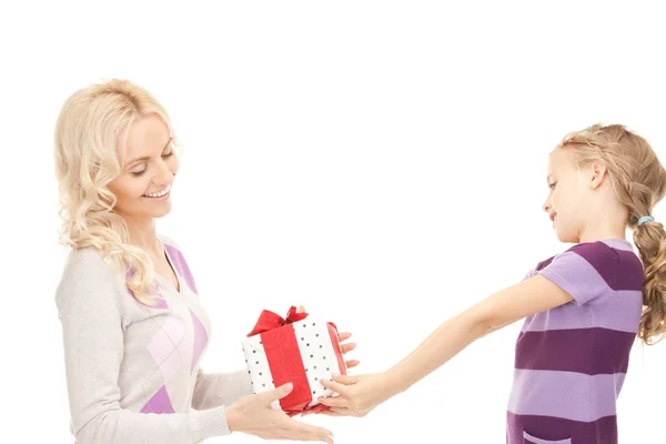 Mère et petite fille avec des cadeaux — Photo