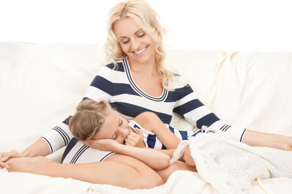 Счастливая мать и спящая девочка — стоковое фото