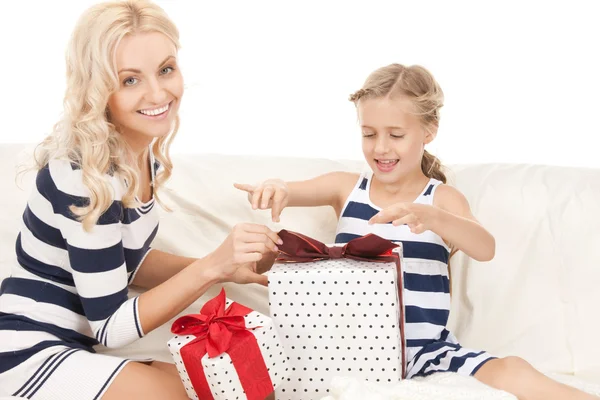 Moeder en meisje met geschenken — Stockfoto