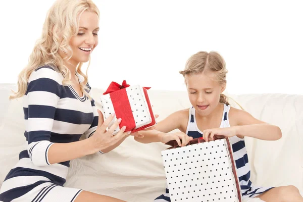 Mor och liten flicka med gåvor — Stockfoto
