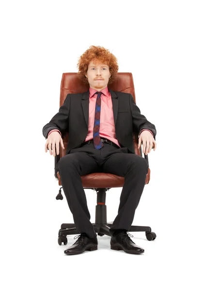 Jovem empresário sentado na cadeira — Fotografia de Stock