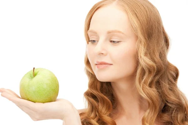 Joven hermosa mujer con manzana verde — Foto de Stock