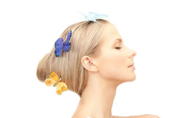 Hermosa mujer con mariposa en el pelo — Foto de Stock