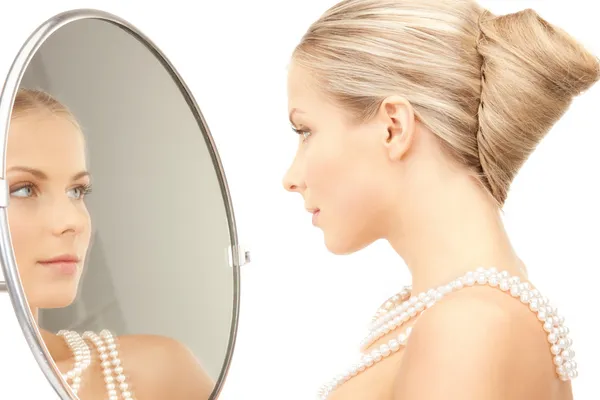 Belle femme avec perles de perles et miroir — Photo