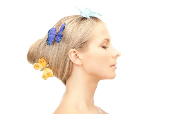Schöne Frau mit Schmetterling im Haar — Stockfoto