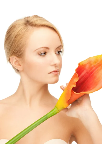 Hermosa mujer con flor de calla — Foto de Stock
