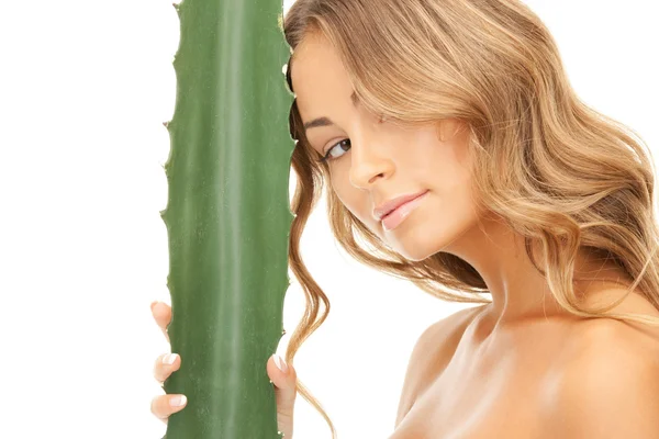 Aloe vera ile güzel kadın — Stok fotoğraf
