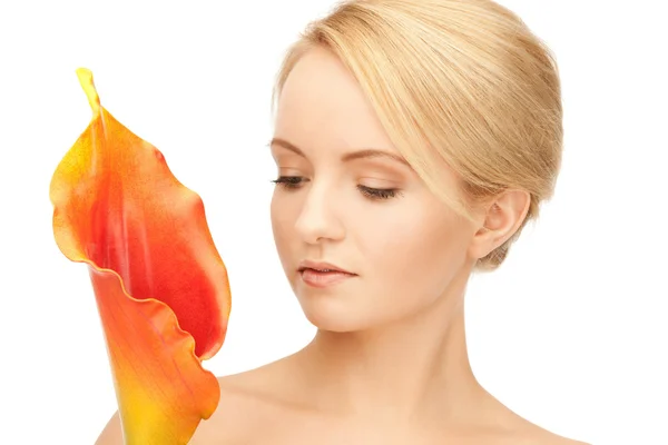 カラーオランダカイウの花と美しい女性 — ストック写真