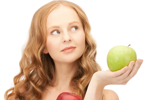 Jonge mooie vrouw met groene en rode appels — Stockfoto