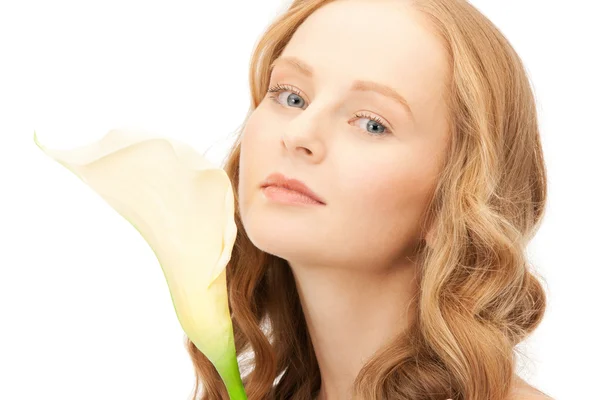 Vacker kvinna med calla blomma — Stockfoto