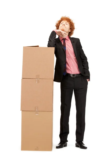 Привлекательный бизнесмен с большими коробками — стоковое фото