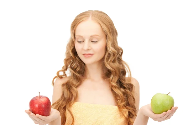 Junge schöne Frau mit grünen und roten Äpfeln — Stockfoto