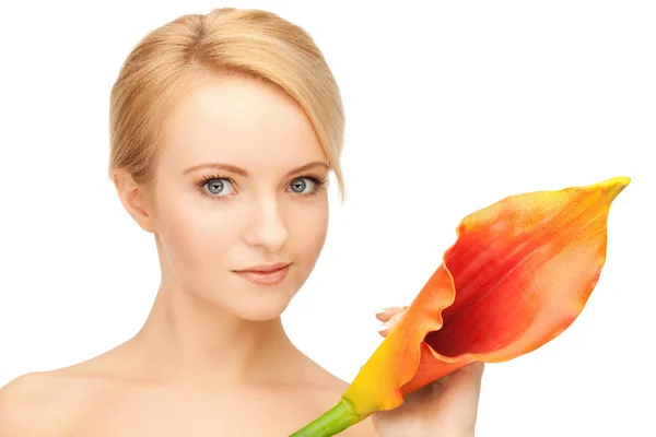 Mooie vrouw met calla bloem — Stockfoto