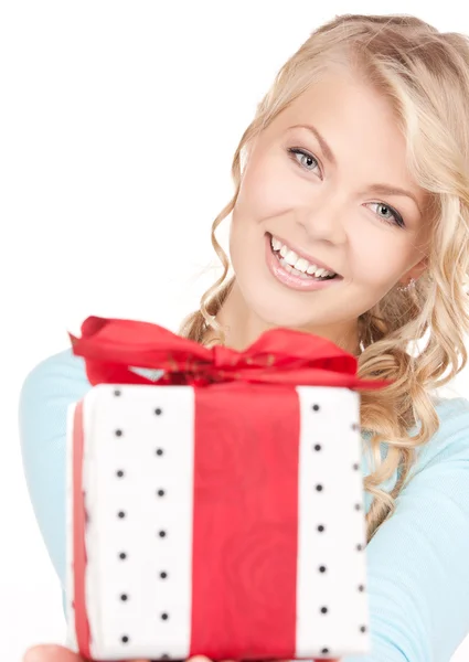 Chica feliz con caja de regalo — Foto de Stock
