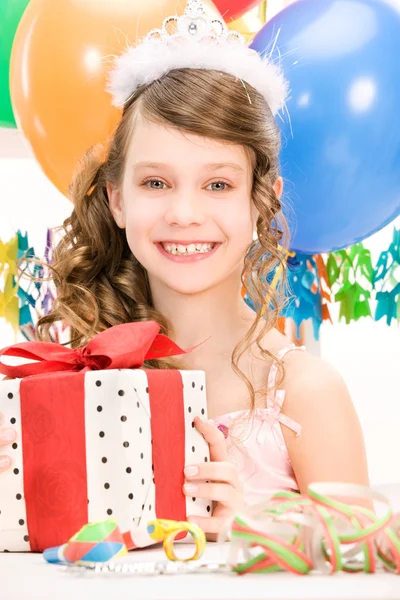 Nyårsfest girl med ballonger och presentförpackning — Stockfoto