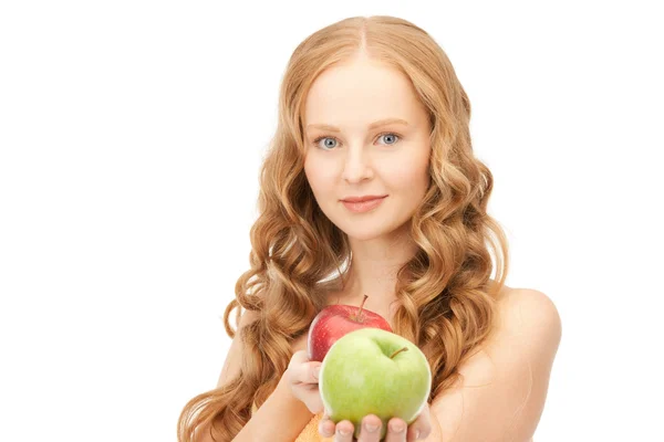 Ung vacker kvinna med gröna och röda äpplen — Stockfoto