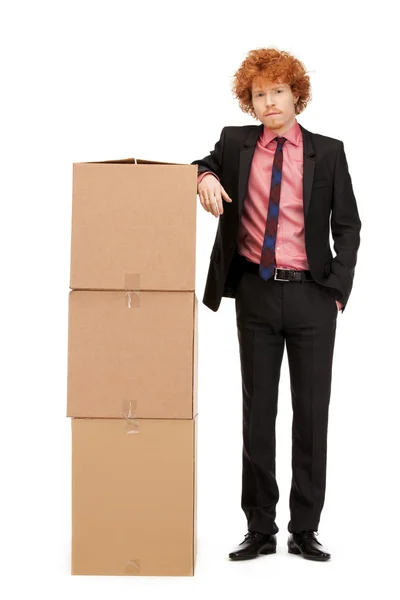 Aantrekkelijke zakenman met grote dozen — Stockfoto