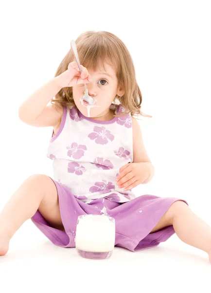 Kleines Mädchen mit Joghurt — Stockfoto