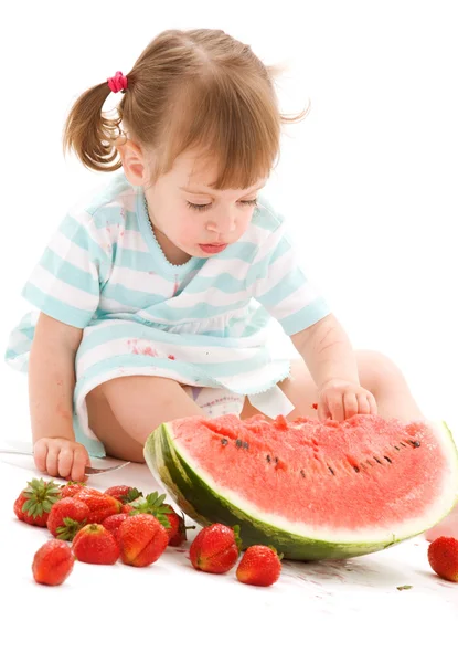 Κοριτσάκι με φράουλα και καρπούζι — Φωτογραφία Αρχείου