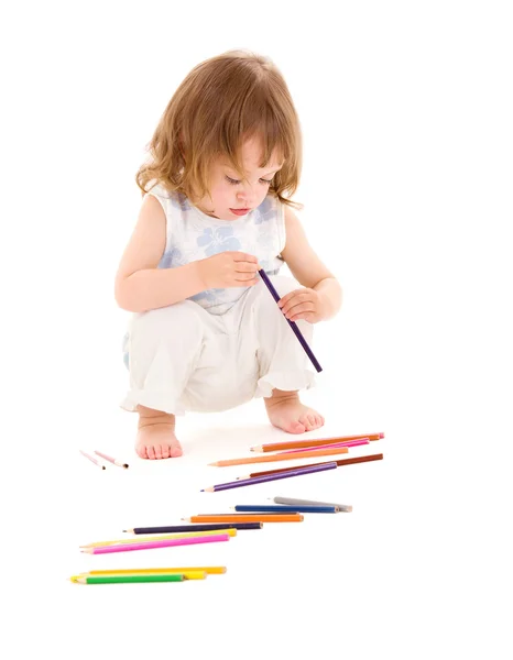 Маленька дівчинка з кольоровими олівцями — стокове фото