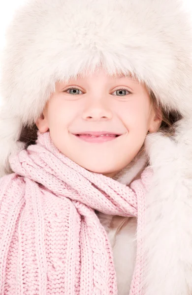 Счастливая девушка в зимней шляпе — стоковое фото