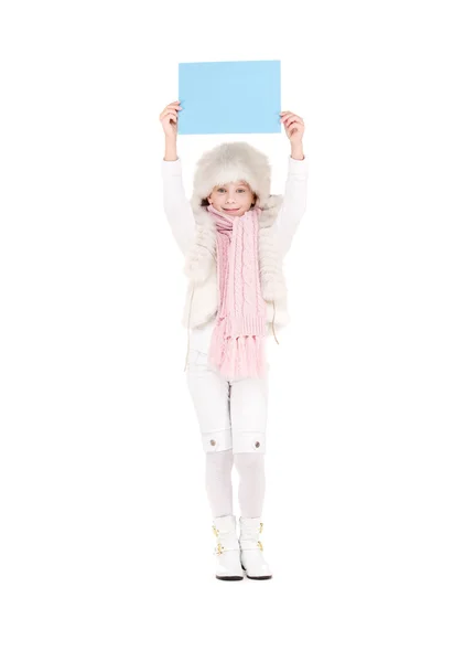 Lány téli kalap üres fedélzeten — Stock Fotó