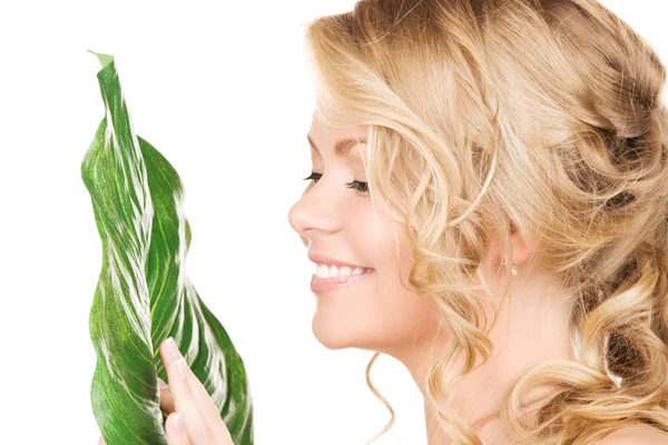 Mulher com folha verde — Fotografia de Stock