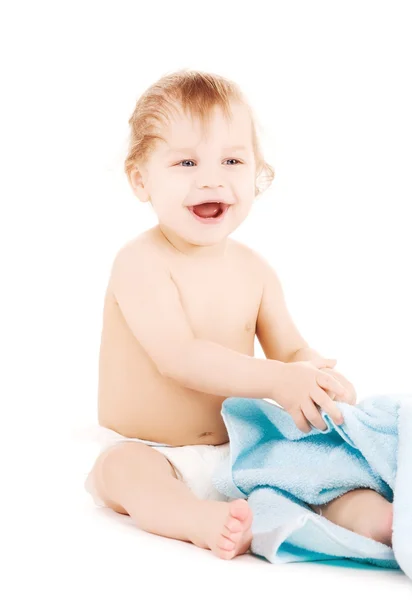 青いタオルで赤ちゃん — ストック写真