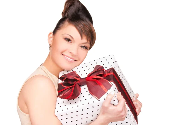 Счастливая женщина с коробкой подарков — стоковое фото