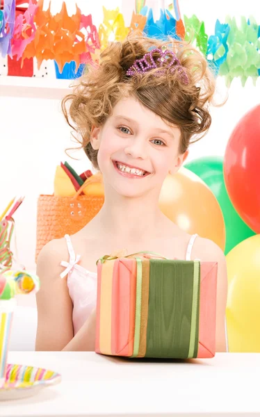 Festa menina com balões e caixa de presente — Fotografia de Stock