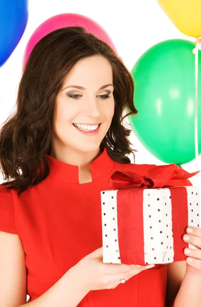 Vrouw met doos van de gift en ballonnen Stockafbeelding