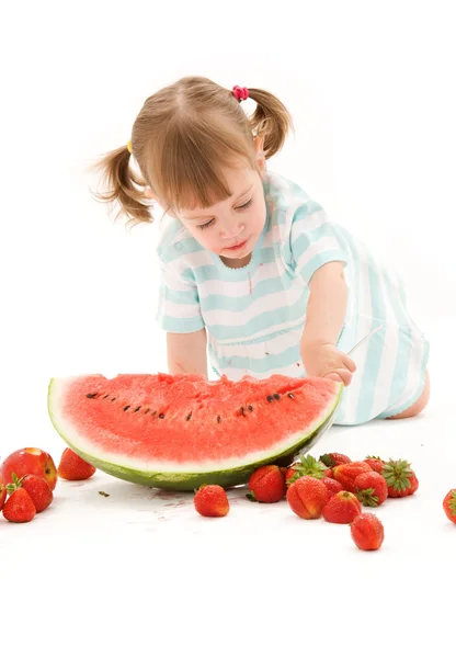 Κοριτσάκι με φράουλα και καρπούζι — Φωτογραφία Αρχείου