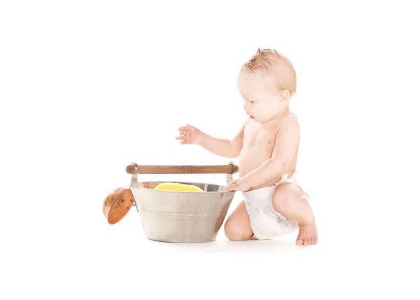 Bébé garçon avec baignoire et cuillère — Photo