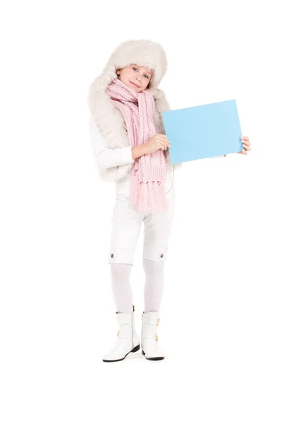 Mädchen mit Wintermütze mit leerem Brett — Stockfoto