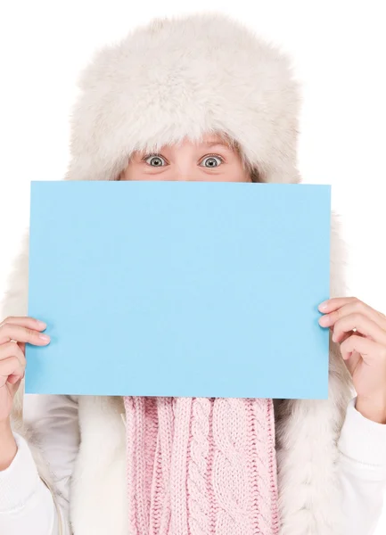 Gadis dengan topi musim dingin dengan papan kosong — Stok Foto