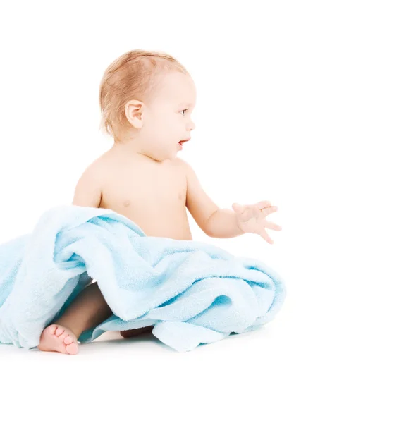 Bebê com toalha azul — Fotografia de Stock