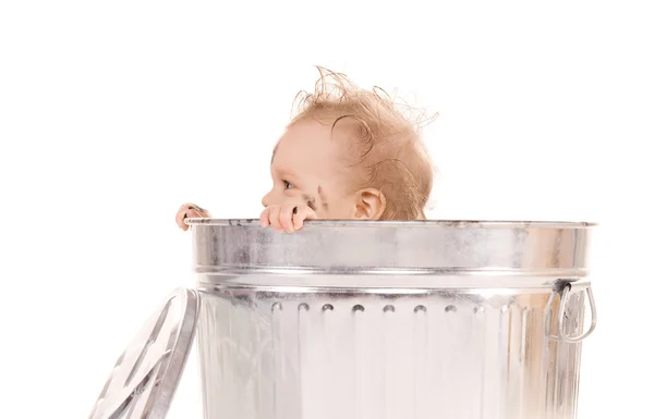 Μωρό σε δοχείο απορριμμάτων — Φωτογραφία Αρχείου